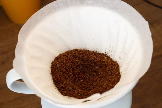 Burr grinder producing medium grind consistency for pour over