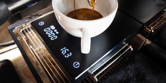 Digital scale measuring coffee beans for proper coffee to water ratio