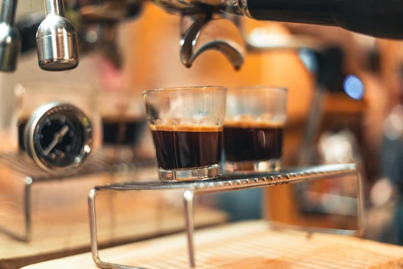 Espresso extraction with timer showing proper 25-30 second pull